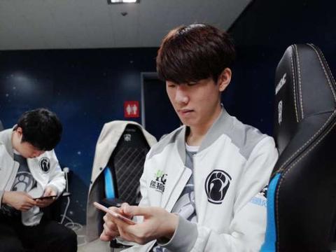 FPX发布赛前海报：决战德玛西亚之巅